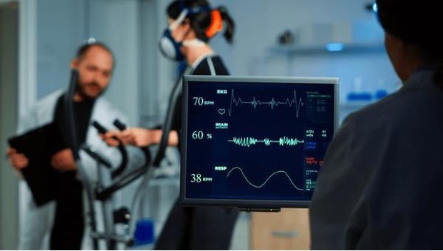 Sports scientist conducting isometric strength testing with CP Trainer in a laboratory setting