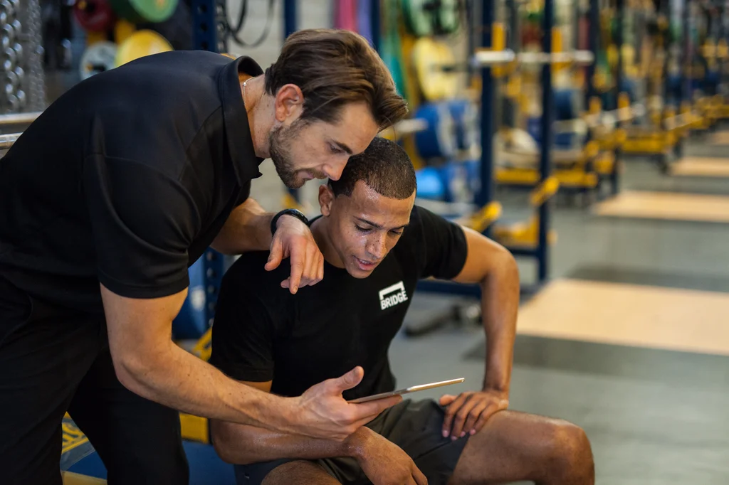 Strength coach using CP Trainer portable force measurement system during field training
